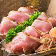 新鮮な肉だから食べられる九州名物の鶏刺し。しっとりとした舌触りと弾力を、甘口醤油をかけてお楽しみください。