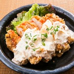 チキン南蛮の発祥は、昭和40年頃の宮崎県延岡市内。アジの南蛮漬けをヒントに作ったまかない料理が原型と言われています。鶏肉に衣を付けて揚げ、甘酢に漬け、タルタルソースをかけるのが主流。