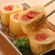 卵をたっぷりと使用しふんわり厚い焼き方で仕上げる独自のだし巻き卵。食感はもちろん、味わいも鰻を主役にしたオリジナリティあふれる一品です。明太子は博多【ふくや】1本以上も使うという贅沢さ。