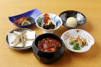 肝料理を含めた前菜3品とひつまぶしの会席料理です。

