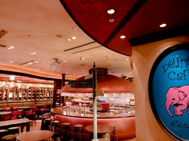 おしゃれで明るい店内でお食事をお楽しみ下さい