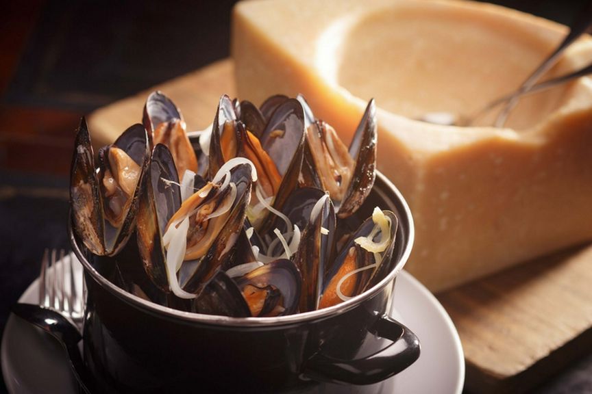 国産「活」ムール貝のバケツ蒸し/STEAMED MUSSELS