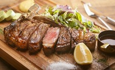 いくら、牡蠣の豪華食材を使った前菜、トリュフ香る宮崎県産黒毛和牛の牛頬赤ワイン煮込を楽しめるコース。