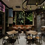 ゆったりと落ち着ける広々とした店内。デートやパーティーに最適なコースも各種ご用意しております。
