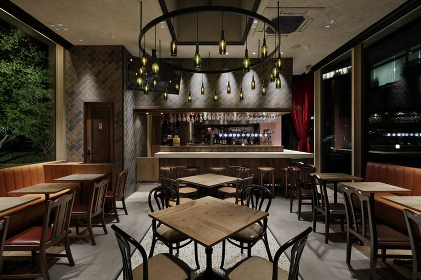 おしゃれで明るい店内でお食事をお楽しみください