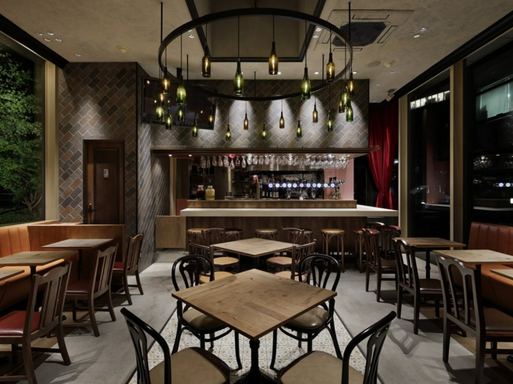 おしゃれで明るい店内でお食事をお楽しみください