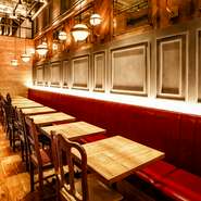 ゆったりと落ち着ける広々とした店内。
デートやパーティーに最適なコースも各種ご用意しております。