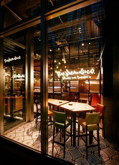 おしゃれで明るい店内でお食事をお楽しみ下さい