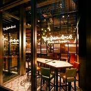 明るくて賑やかな店内となっております。
ビールだけではなくワインも各種取り揃えておりますので様々なシーンでお使い下さい。