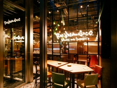 おしゃれで明るい店内でお食事をお楽しみ下さい