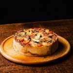 看板メニューのシカゴピザをはじめ、特注石窯で仕上げるメインディッシュなどいずれもお酒との相性◎！