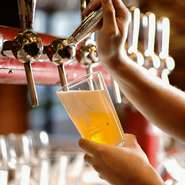 直輸入のクラフトビールをはじめとする、お料理にピッタリなビールを多彩に取り揃え◎最大9種の樽生ビールは料理との相性も抜群です！