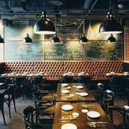 ゆったりと落ち着ける広々とした店内。デートやパーティーに最適なコースも各種ご用意しております。