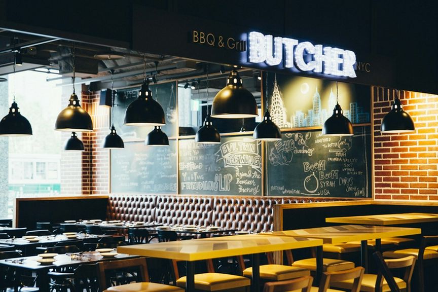 おしゃれで明るい店内でお食事をお楽しみください