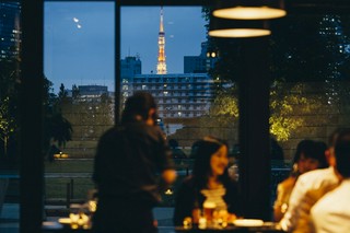 東京タワーをながめながら楽しむこともできます。