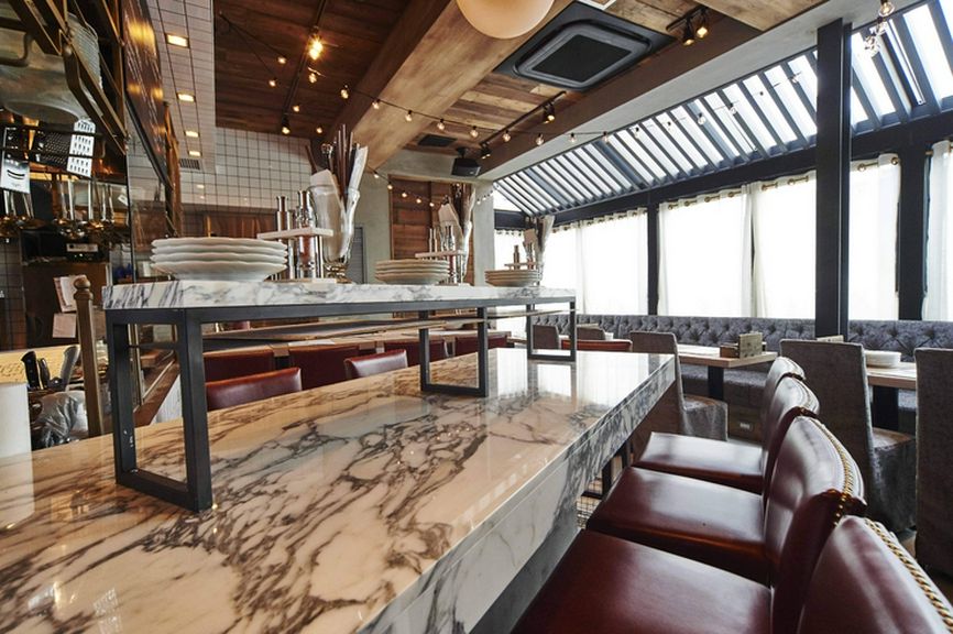 おしゃれで明るい店内でお食事をお楽しみ下さい