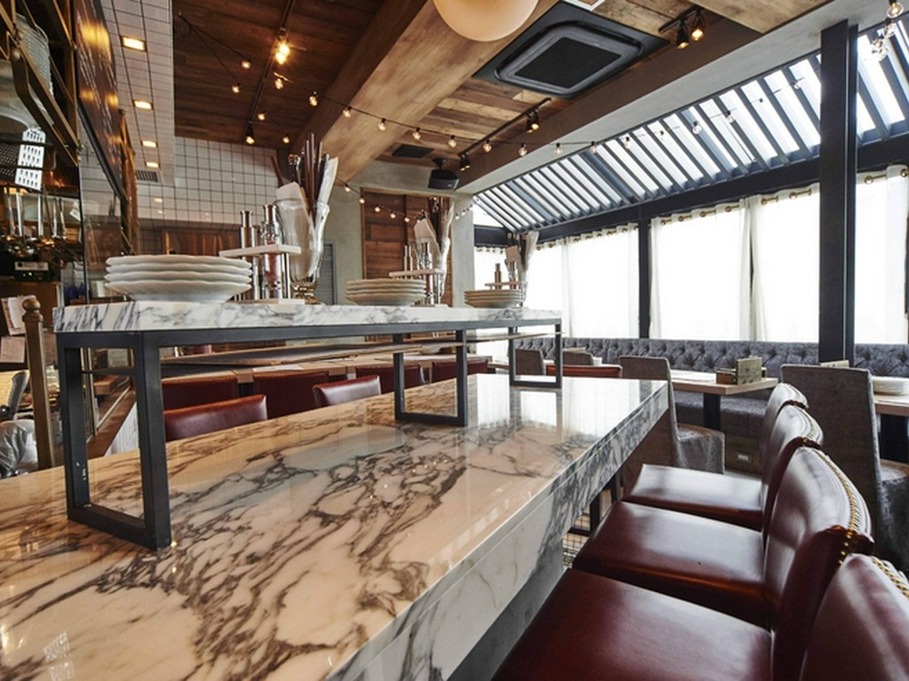 おしゃれで明るい店内でお食事をお楽しみ下さい