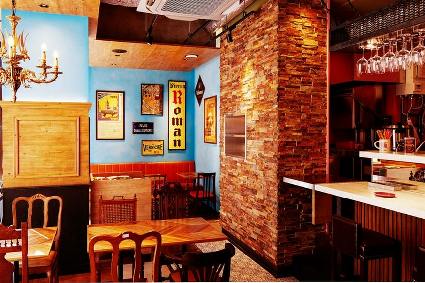 おしゃれで明るい店内でお食事をお楽しみ下さい