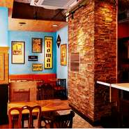 明るくて賑やかな店内となっております。
ビールだけではなくワインも各種取り揃えておりますので様々なシーンでお使い下さい。