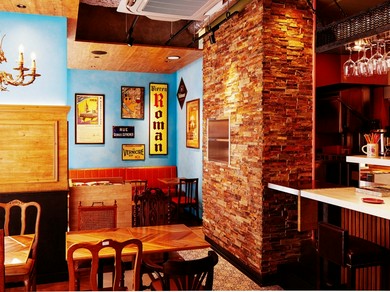 おしゃれで明るい店内でお食事をお楽しみ下さい