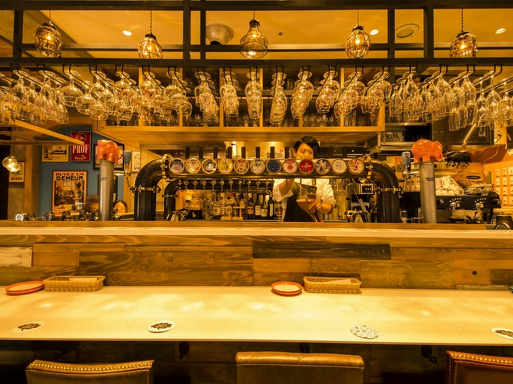 おしゃれで明るい店内でお食事をお楽しみ下さい