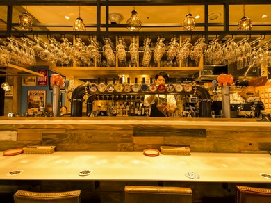 おしゃれで明るい店内でお食事をお楽しみ下さい