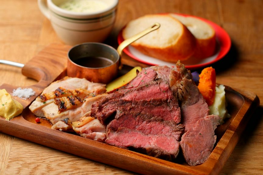 A. 黒毛和牛 山形牛と門崎黒毛和牛の2種盛り合わせ