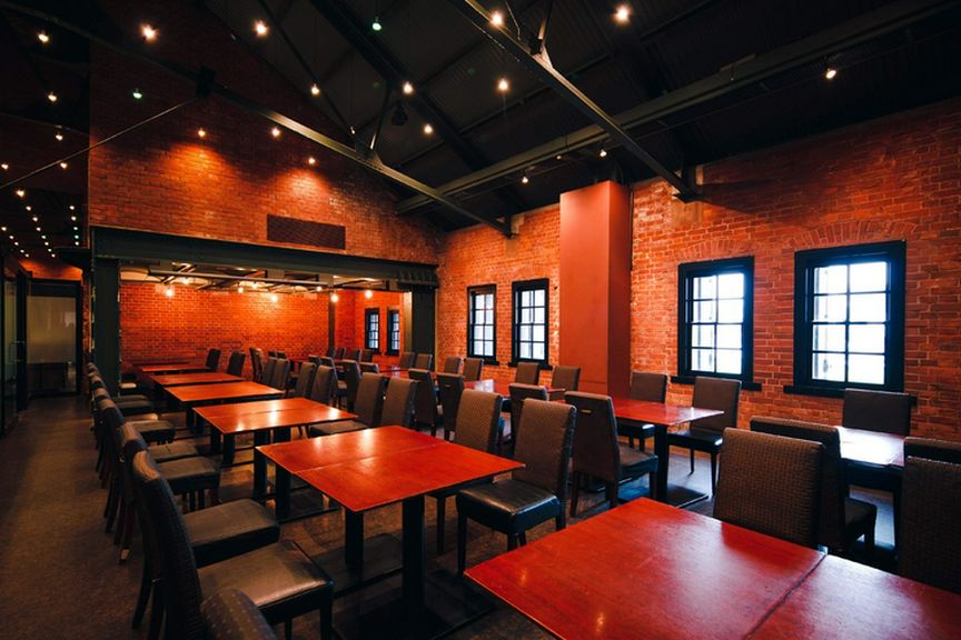 おしゃれで明るい店内でお食事をお楽しみ下さい