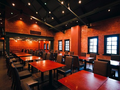 おしゃれで明るい店内でお食事をお楽しみ下さい