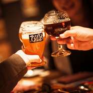 自社輸入、自社ブルワリークラフトビール含む10種樽生ビール＆ボトル持ち帰り可！自然派やオレンジワイン等18か国以上のワイン、ハイボール。特選牛や魚介料理。