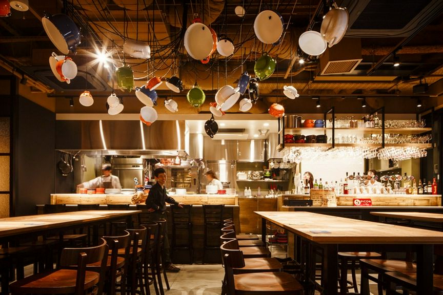 おしゃれで明るい店内でお食事をお楽しみ下さい