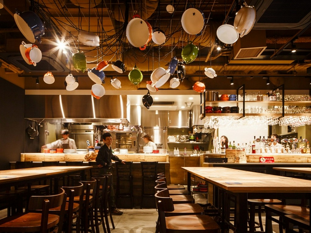 おしゃれで明るい店内でお食事をお楽しみ下さい