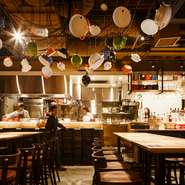 明るくて賑やかな店内となっております。
ビールだけではなくワインも各種取り揃えておりますので様々なシーンでお使い下さい。