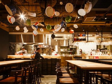 おしゃれで明るい店内でお食事をお楽しみ下さい