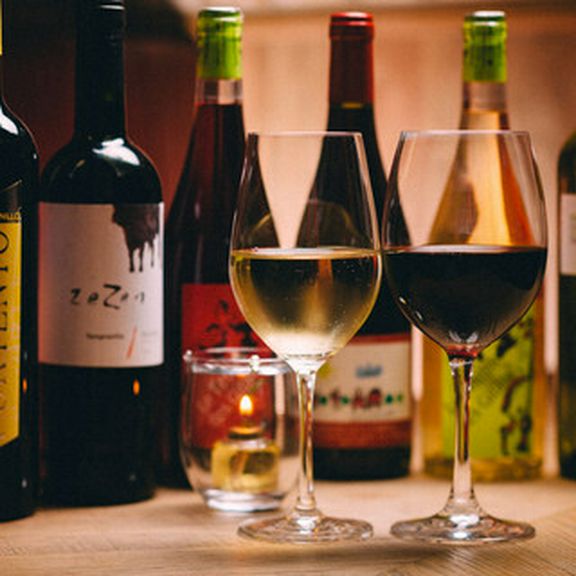 ライトな飲み会、いつものデートに！
クラフトビールもワインもカクテルも70分間飲み放題！

