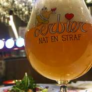 ここでしか飲めないビールから定番まで幅広い直輸入ベルギービール樽生最大22種ボトル80種をご提供。アンティークも買い付け、ベルギーの雰囲気を再現。