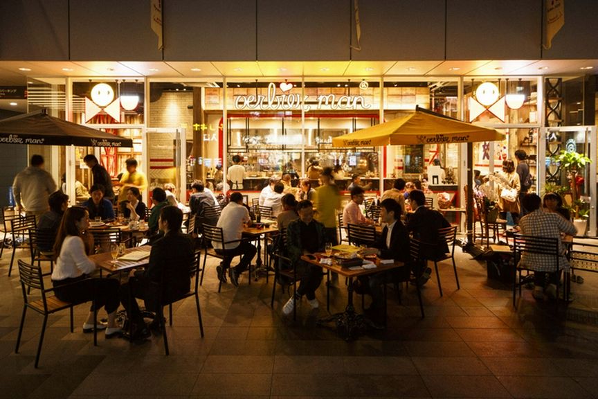 おしゃれで明るい店内でお食事をお楽しみ下さい