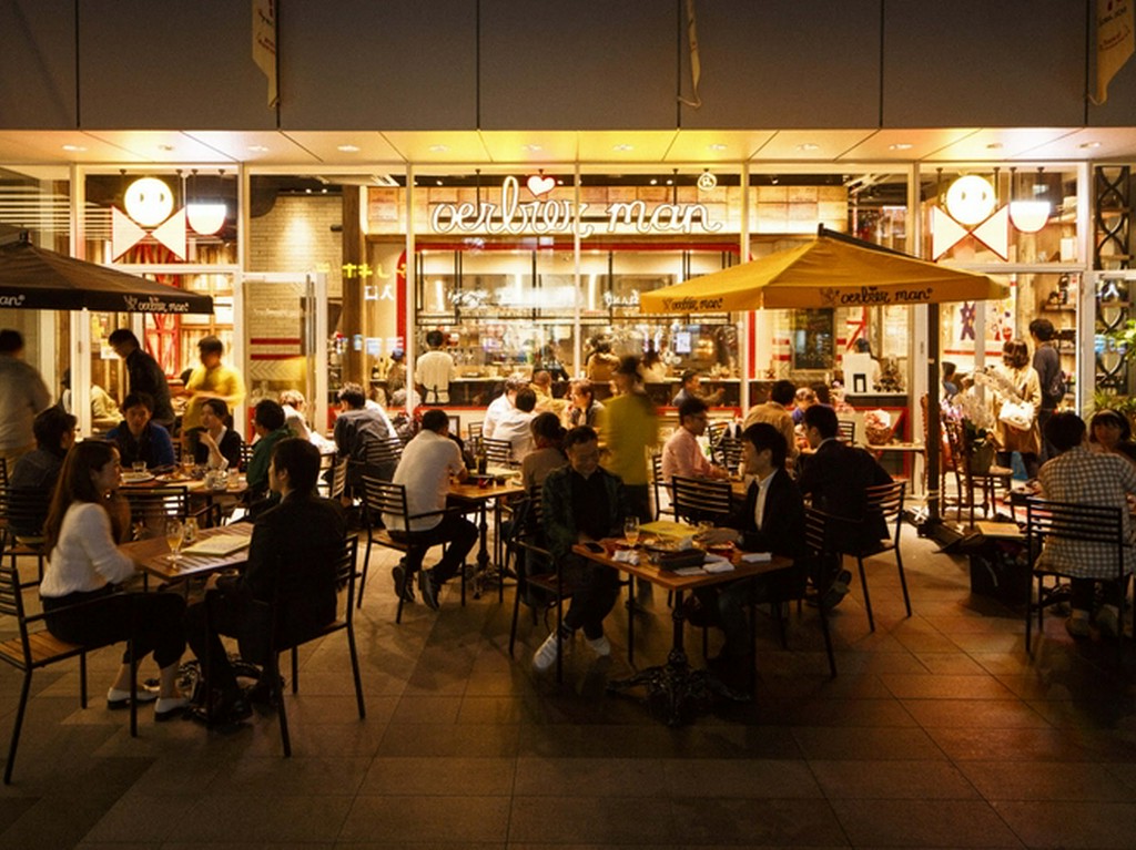 おしゃれで明るい店内でお食事をお楽しみ下さい