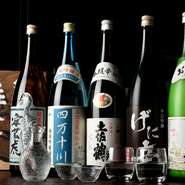 自慢の日本酒は高知のもののみを厳選。『かつをの塩たたき』や『地鶏もも肉藁焼き』など高知の“食”との相性は抜群です。その他高知県産を中心に集めた焼酎や、ワイン、カクテルなど多彩なドリンクを楽しめます。