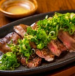 スモークの香りがクセになる味わい！ 特性の葱塩ダレと、お好みでゆず酢をつけてお召し上がりください。