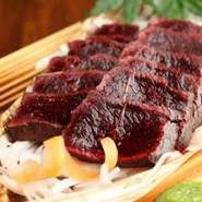 柔らかく癖のない赤身の部位の表面を程良く焼き上げました。