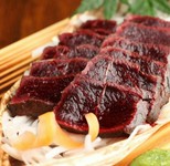 柔らかく癖のない赤身の部位の表面を程良く焼き上げました。