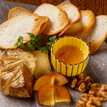 スモーク風味の濃厚な味わいがワインとの相性も抜群。スイーツ感覚でもお楽しみいただけます。