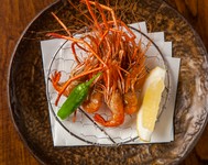 素材本来の味を楽しむには、唐揚げにするのがベスト。身のプリプリとした食感と香ばしさは感動ものです。頭・殻も食べられ、カルシウムやたんぱく質も満点！
※禁漁期間はご提供できませんので、ご了承ください