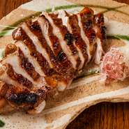 地鶏のむね肉を塩麹に丸一日漬けこみ、焼きあげます。塩麹のミルキーな香りと柔らかな肉質が美味です。