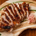 地鶏のむね肉を塩麹に丸一日漬けこみ、焼きあげます。塩麹のミルキーな香りと柔らかな肉質が美味です。