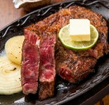 藁で燻した国産牛を一口サイズにカットしているのでおつまみに最適です。オリジナルのジンジャーガーリックソースでどうぞ。