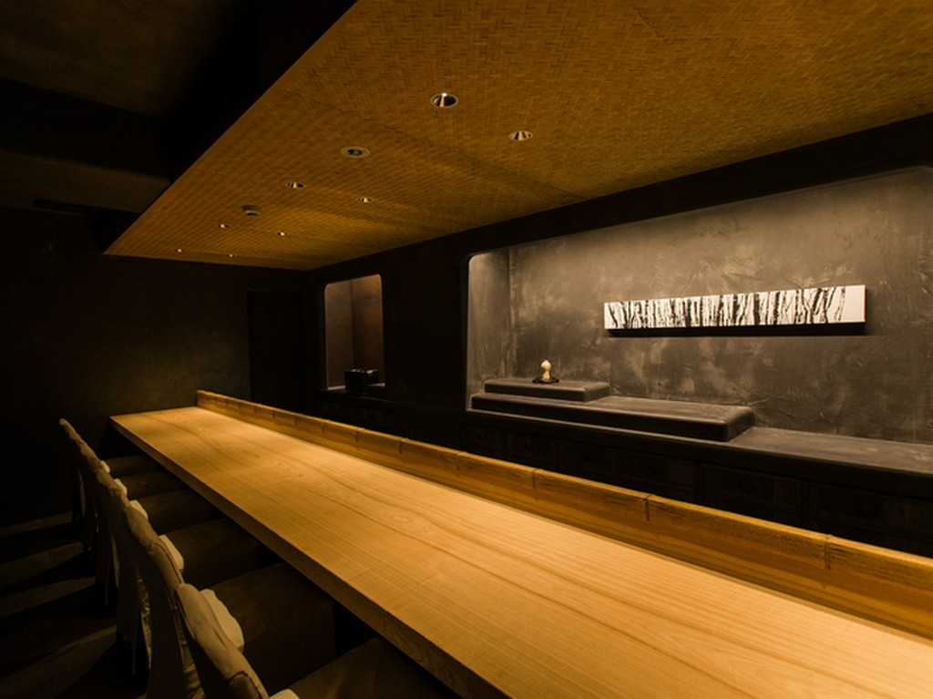 黒漆喰と大きなカウンターが醸し出す落ち着いた雰囲気