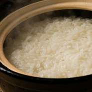 月ごとに各地よりピックアップした5種の米から、ゲストが選んだものを丁寧に炊き上げます。米の存在を際立たせるのは、季節の食材を散りばめた逸品たち。さまざまな角度から“米”を楽しませてくれます。