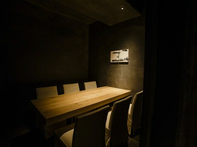 2〜6名様用の個室御座います。